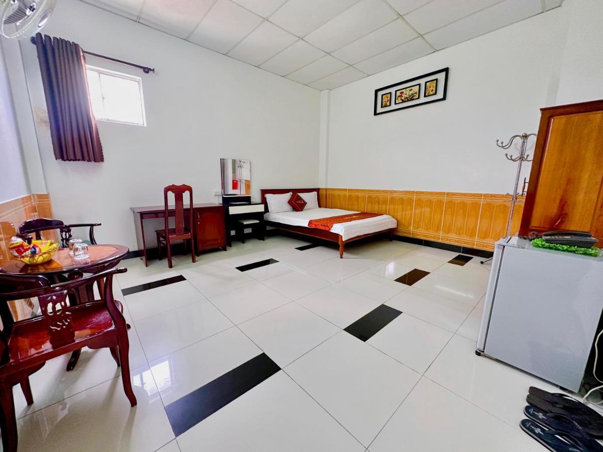Truc Hoang Ha Hotel Kon Tum Exterior foto