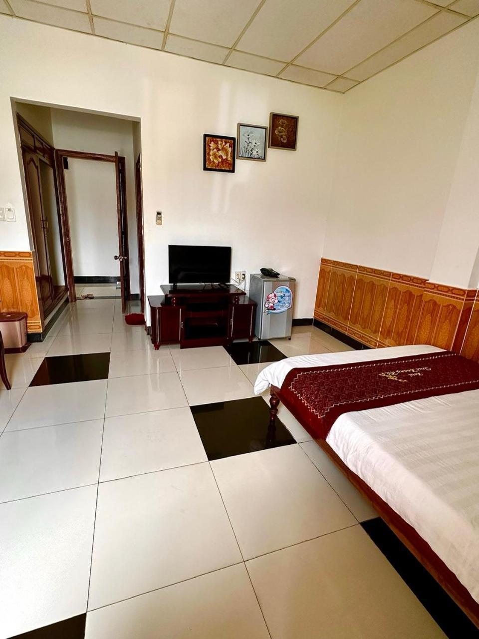 Truc Hoang Ha Hotel Kon Tum Exterior foto