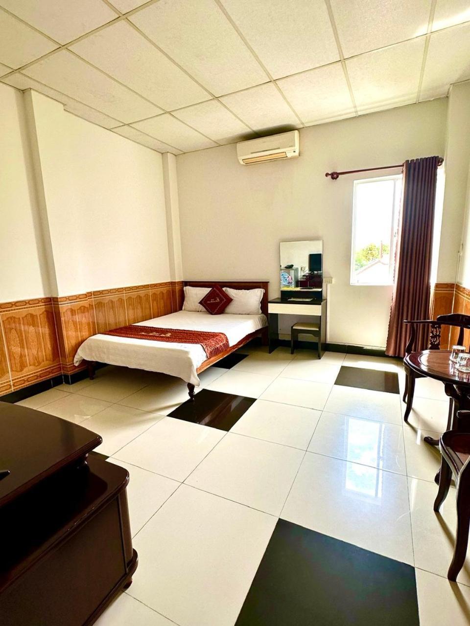 Truc Hoang Ha Hotel Kon Tum Exterior foto